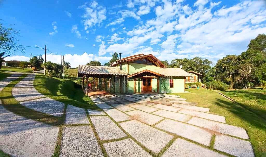 Onde a Sofisticação das 4 Suítes encontra o Som das Cachoeiras