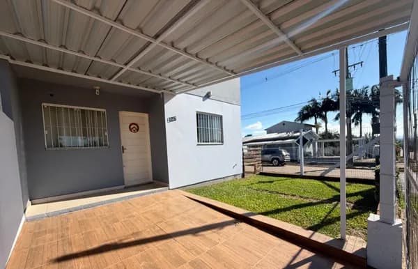 Casa Geminada ampla e de esquina
