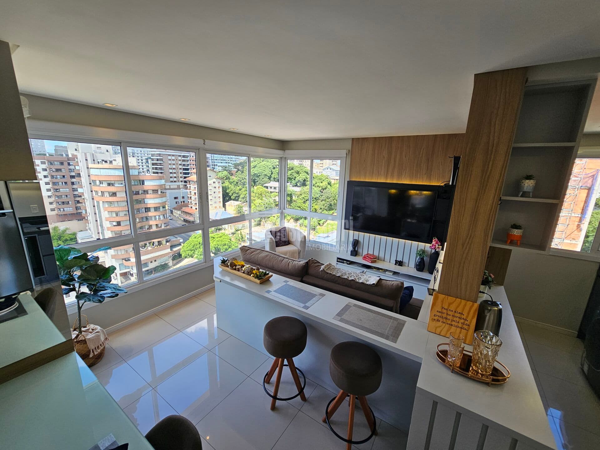 Apartamento mobiliado de 2 dormitórios com suíte no Centro!