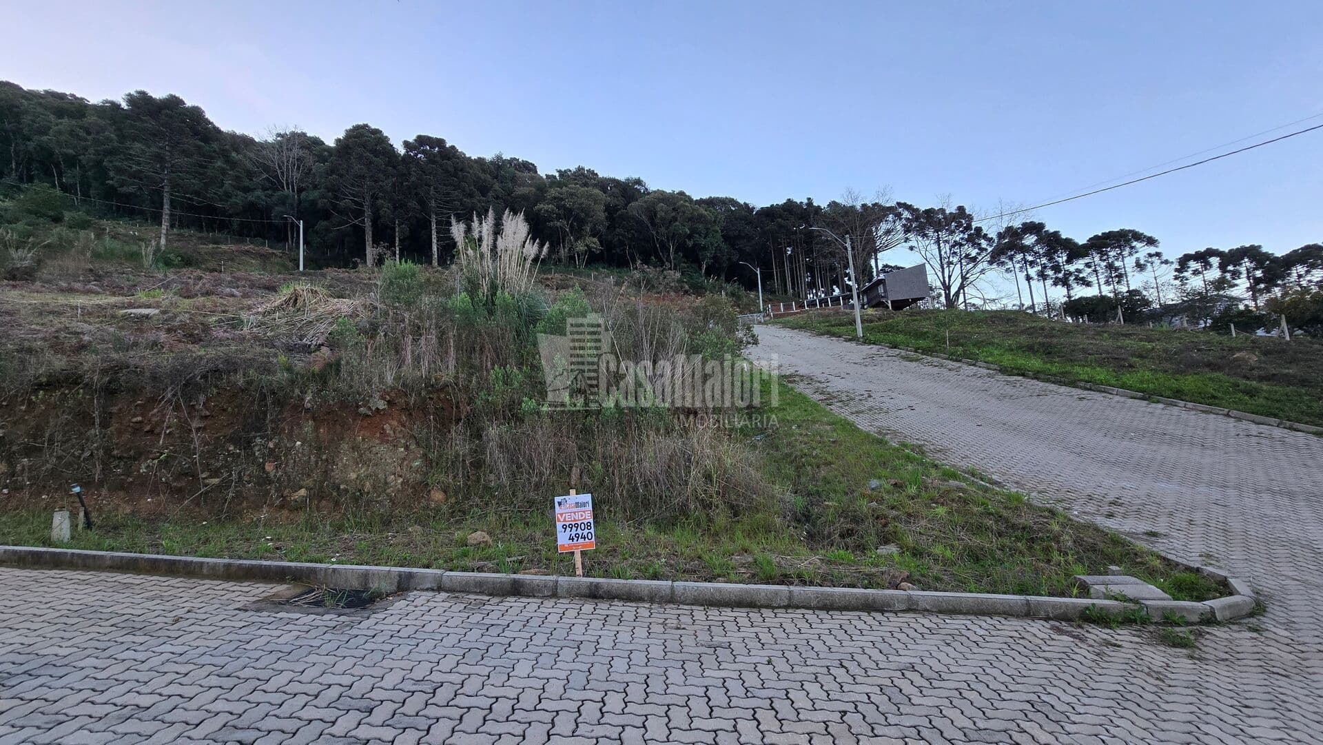 Terreno de Esquina em Condomínio Fechado!