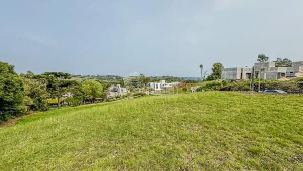 Terreno em Condomínio Fechado com 2.700 m²