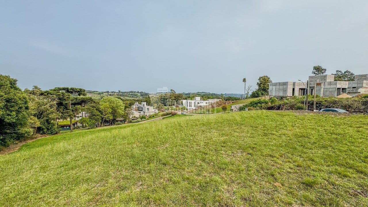Terreno em Condomínio Fechado com 2.700 m²