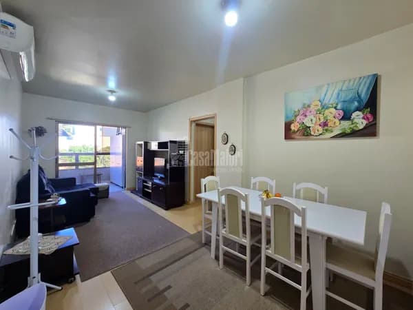 Apartamento Central de 2 dormitórios com suíte e sacada!