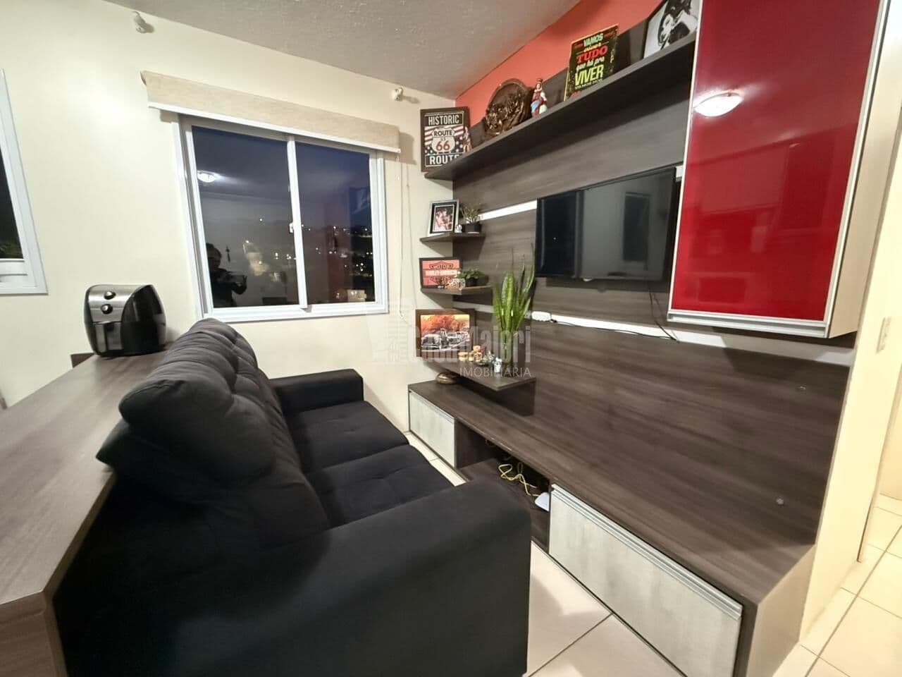 Apartamento semi-mobiliado de 2 dormitórios