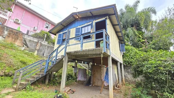 Casa de Madeira no Bairro Ouro Verde