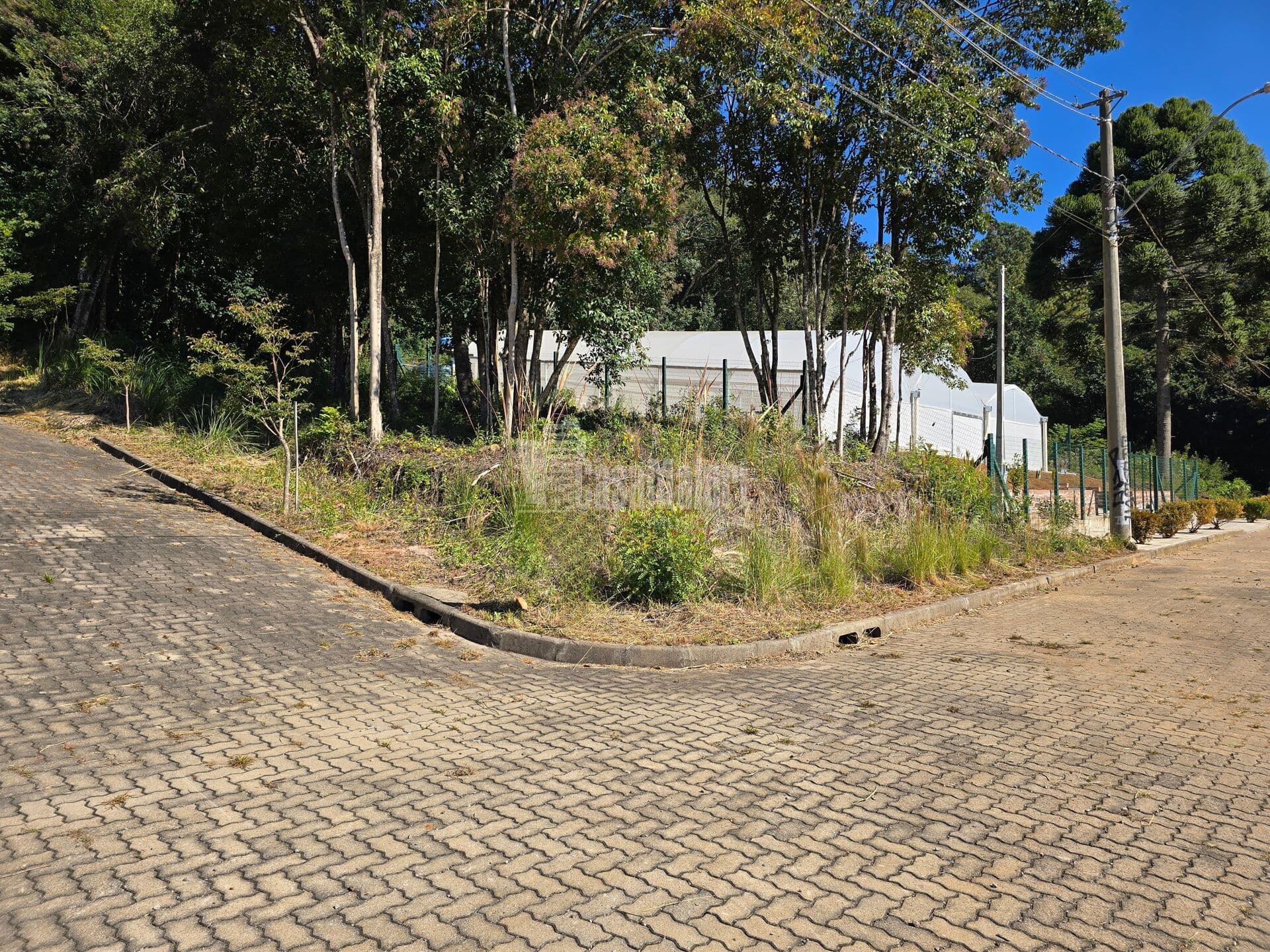 Lote de esquina com 300 m² no Bairro Santo Antão!