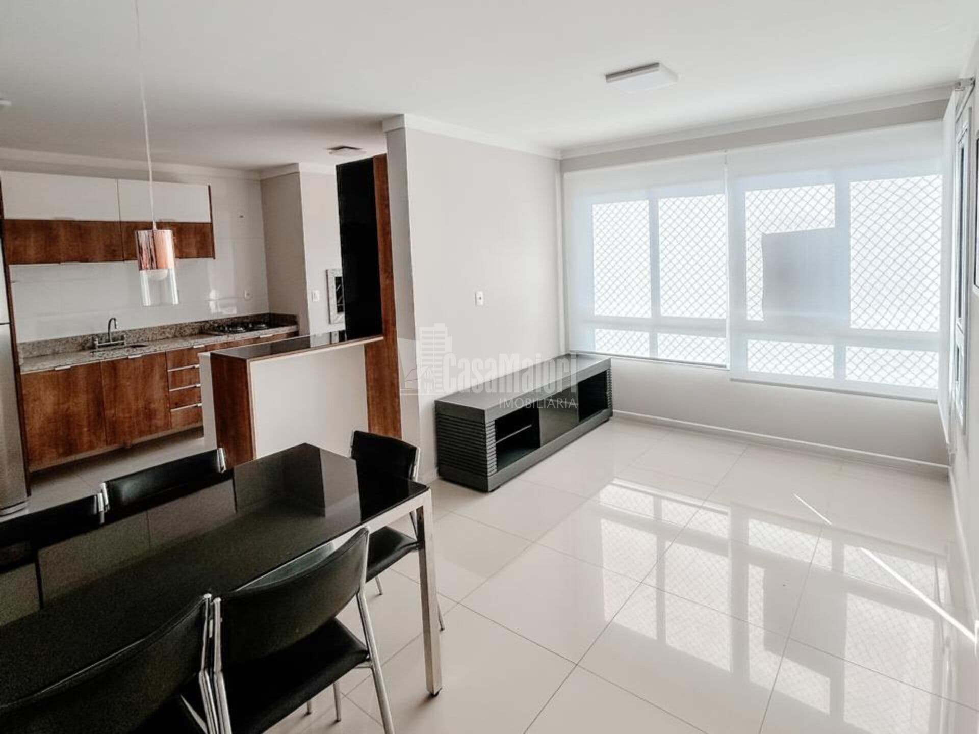 Apartamento semi-mobiliado de 2 dormitórios com suíte