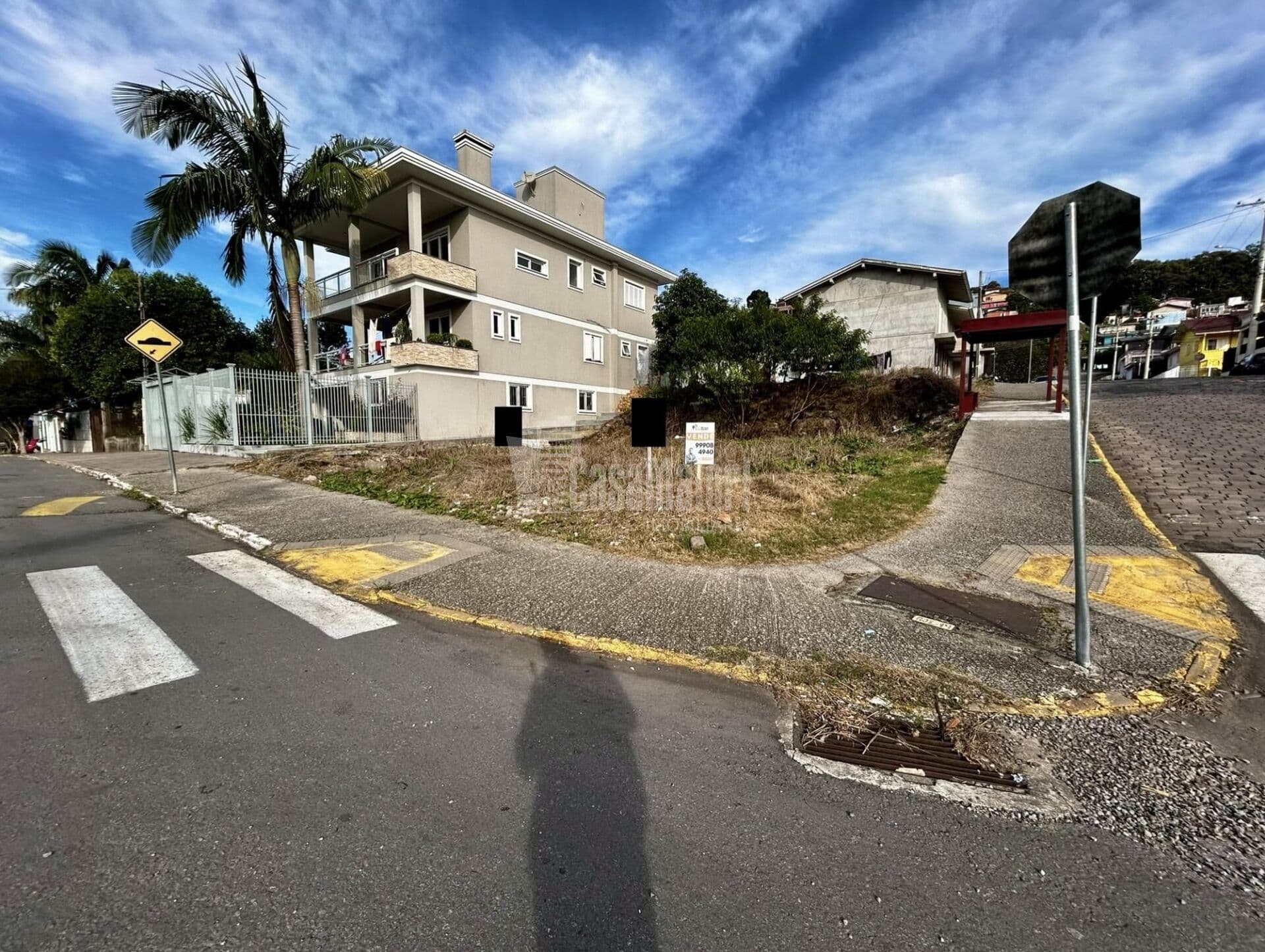 Terreno a venda de esquina no Bairro Ouro Verde
