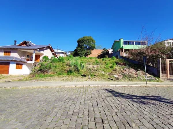 Terreno com 240m² no Ouro Verde