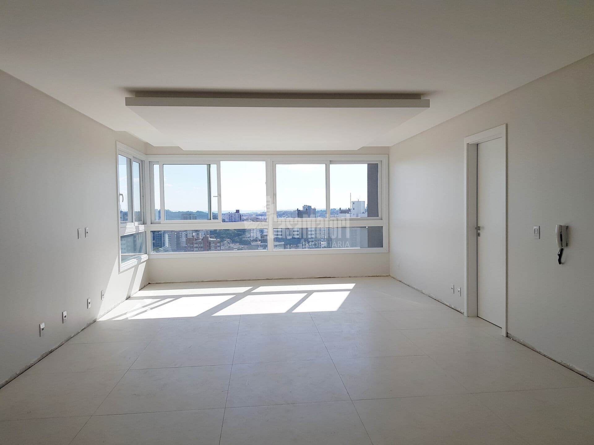Apartamento com 3 dormitórios com suíte e 2 vagas em localização nobre