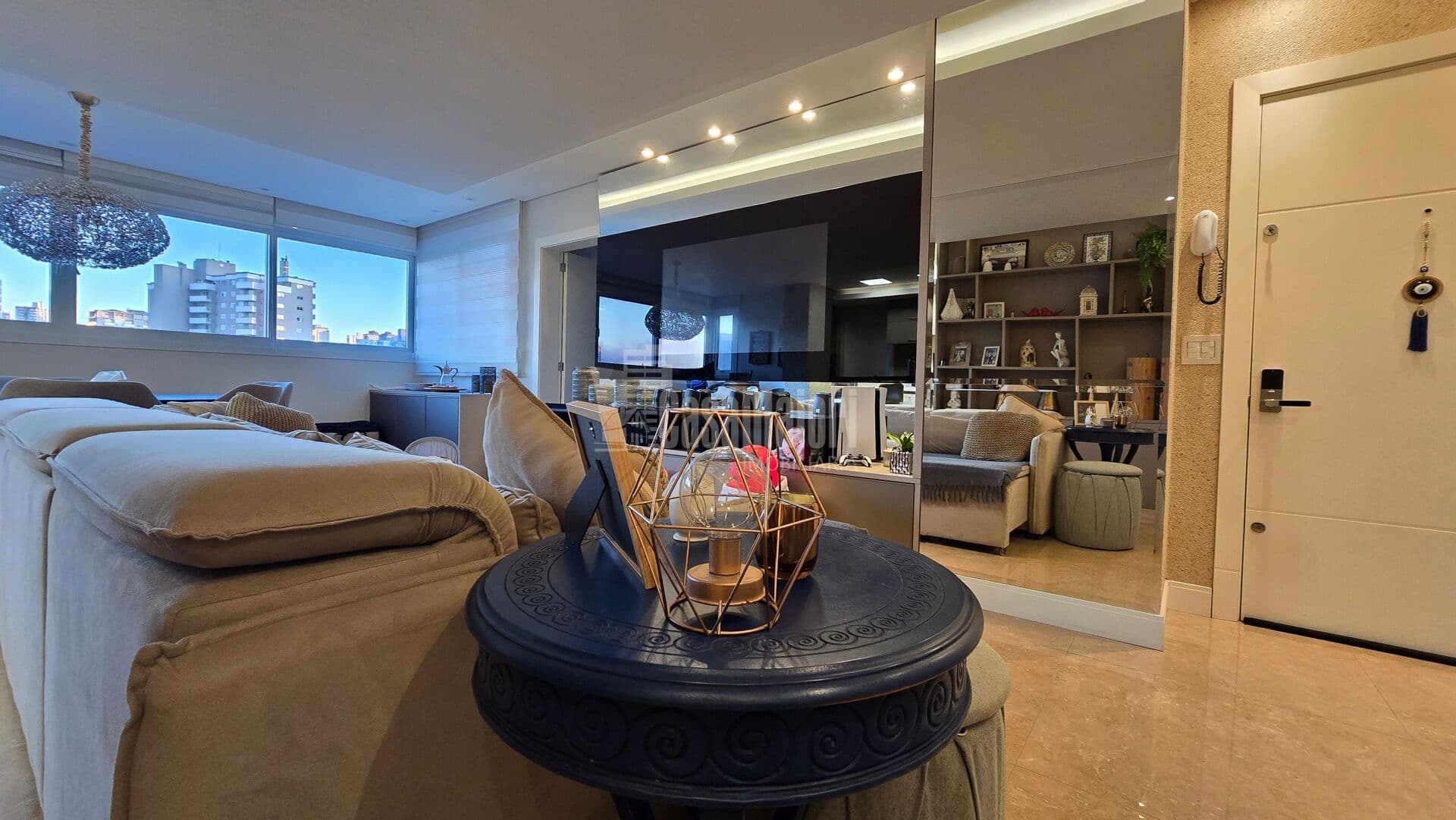 Amplo Apartamento mobiliado em região central