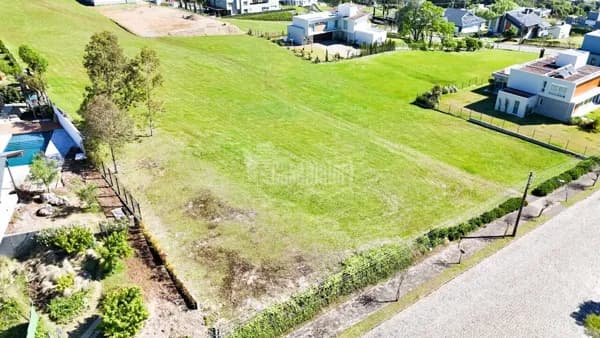 Terreno em Condomínio Fechado com 2.790 m²