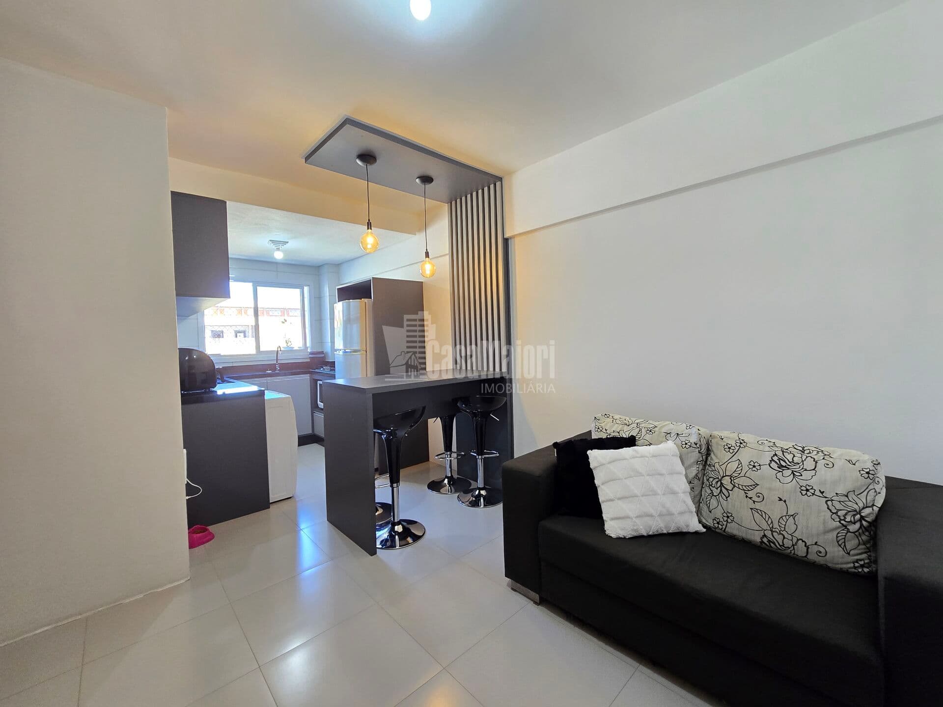 Apartamento semi-mobiliado com 2 dormitórios