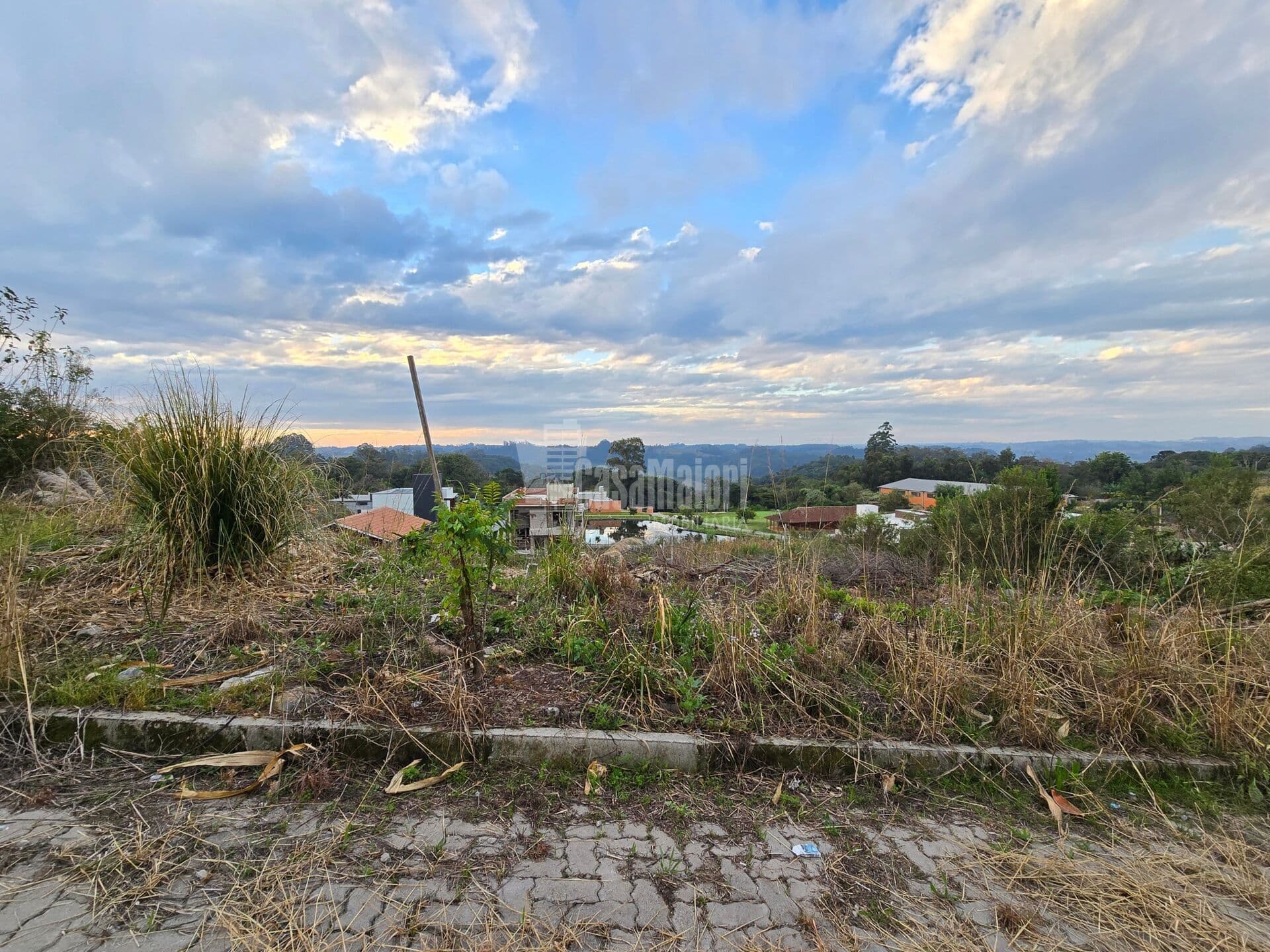 Terreno a venda no Loteamento Videiras no Bairro São Roque!
