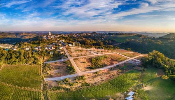 Terreno à venda no bairro Centro em Monte Belo do Sul/RS