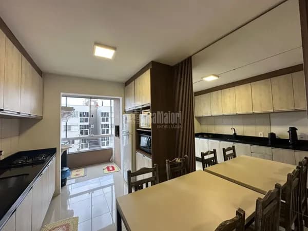 Apartamento semi-mobiliado com sacada e churrasqueira
