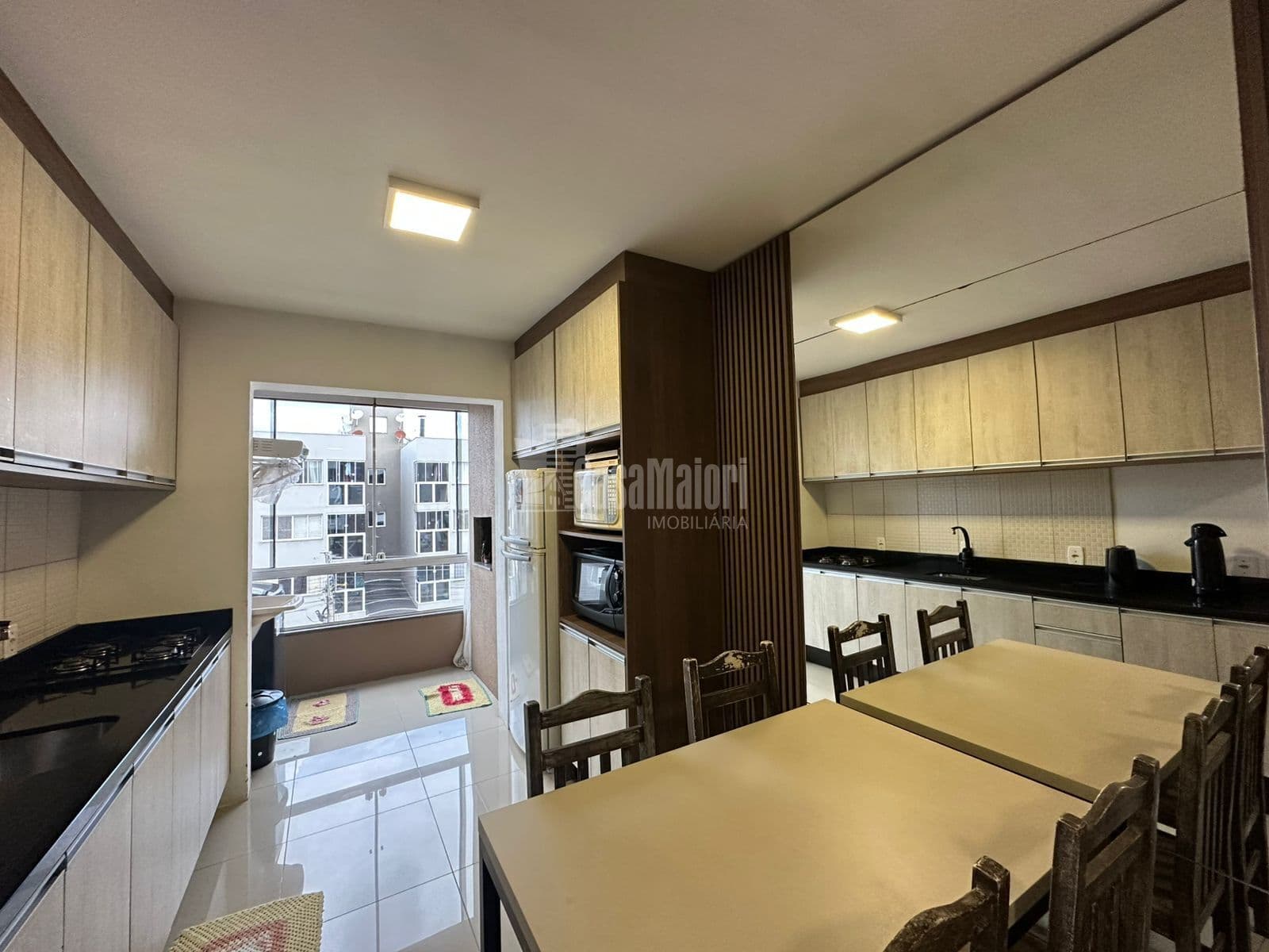 Apartamento semi-mobiliado com sacada e churrasqueira