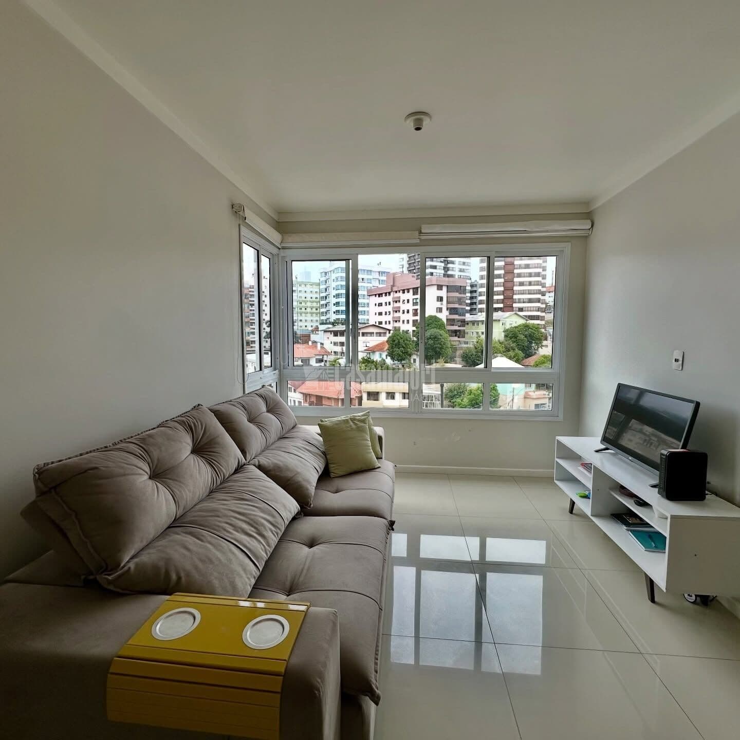 Apartamento semi-mobiliado de 2 dormitórios com suíte