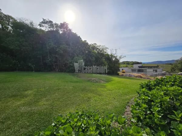 Terreno em Condomínio Fechado com 2.400 m²
