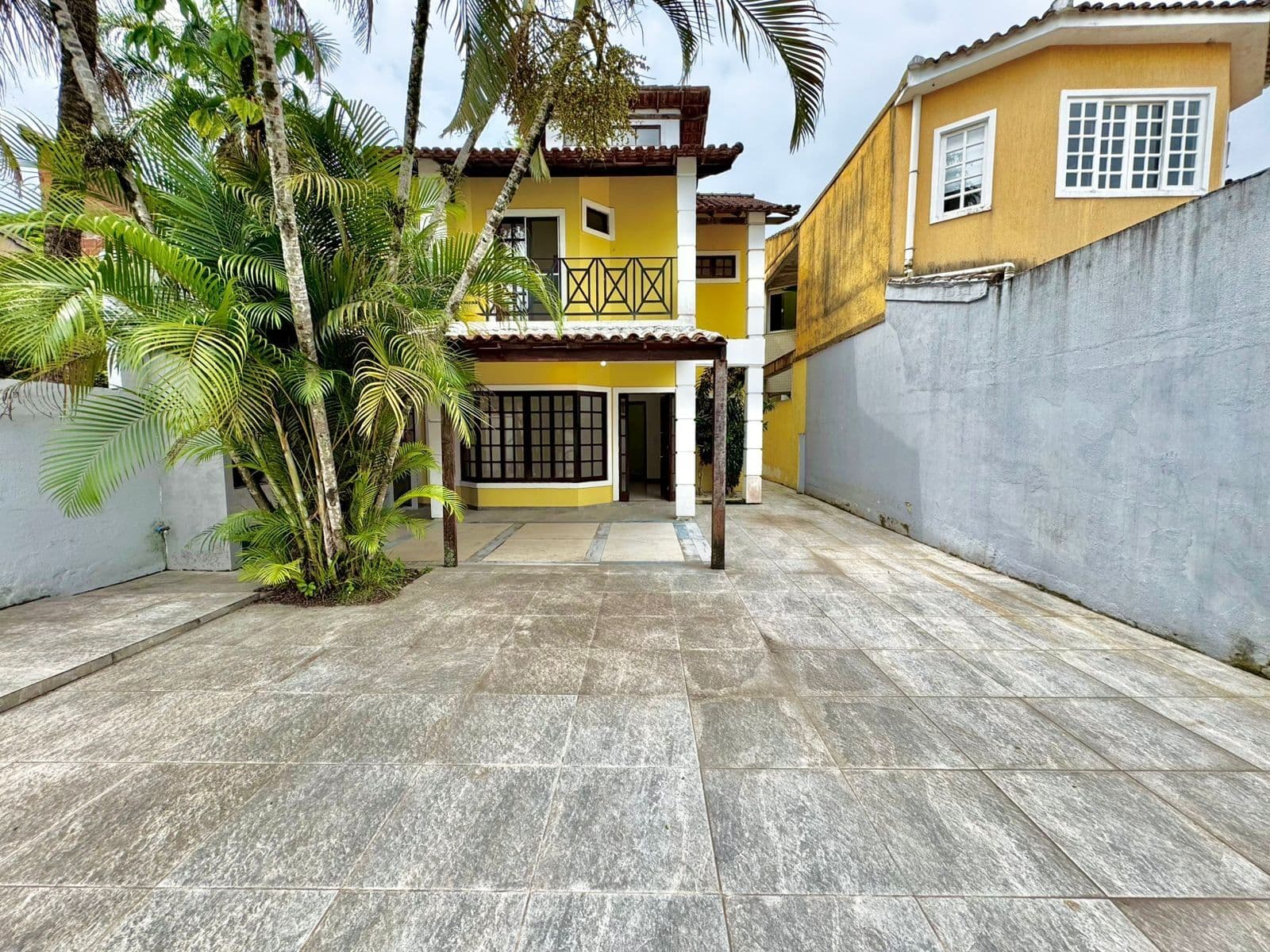 Casa duplex à venda no Condomínio Rancho Itaúna, na Rua Lagoa Bonita, em Vargem Grande.