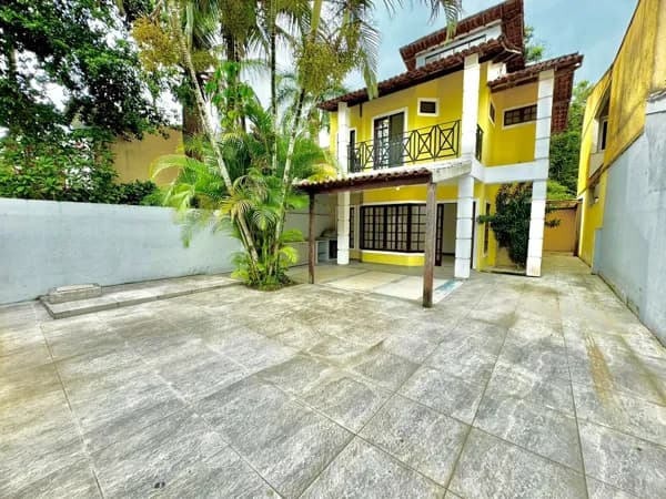 Casa duplex à venda no Condomínio Rancho Itaúna, na Rua Lagoa Bonita, em Vargem Grande.
