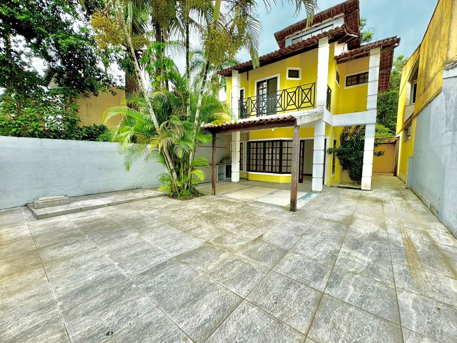 Casa duplex à venda no Condomínio Rancho Itaúna, na Rua Lagoa Bonita, em Vargem Grande.