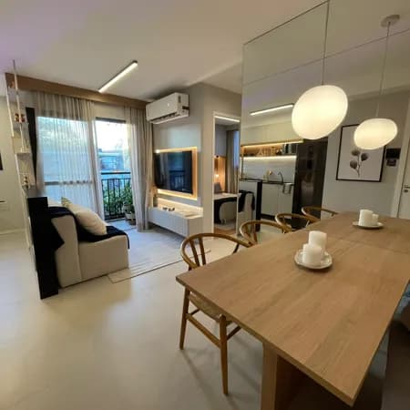 "Confortável Apartamento de 2 Quartos com Varanda, ao Lado dos CTs do Vasco e Fluminense!"