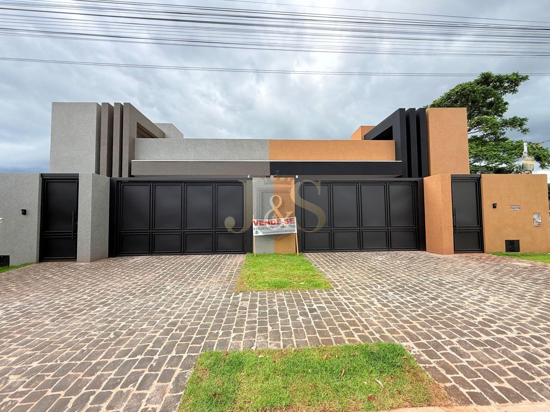 Casa espelhada no bairro Serra Azul em Jataí-GO