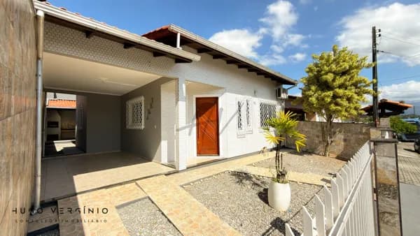 Casa Semi-mobiliada, com 3 dormitórios (1 suíte) e 112m² Madri, Palhoça.