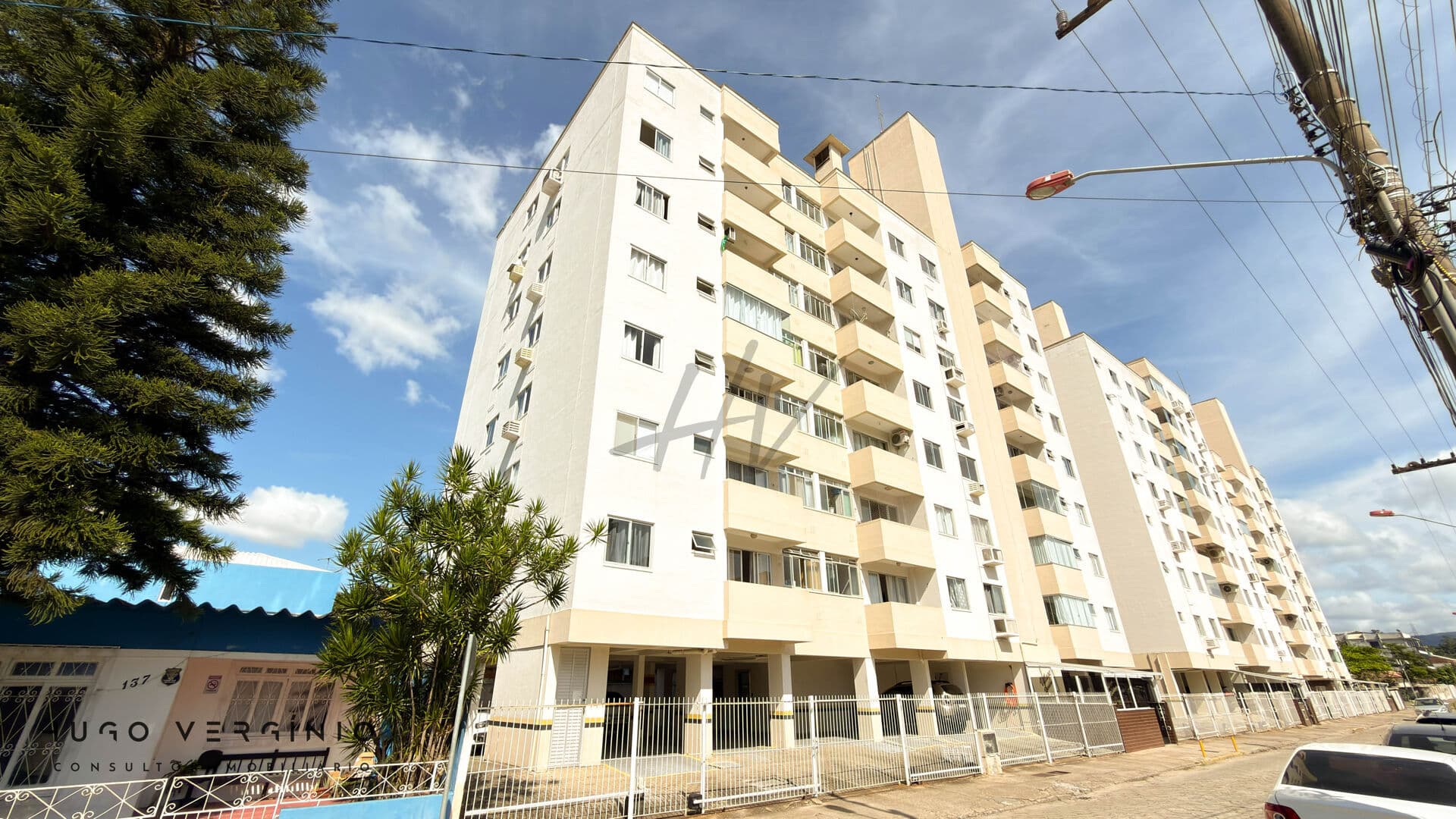 Apartamento 2 dormitórios semi-mobiliado, com sacada integrada em São José