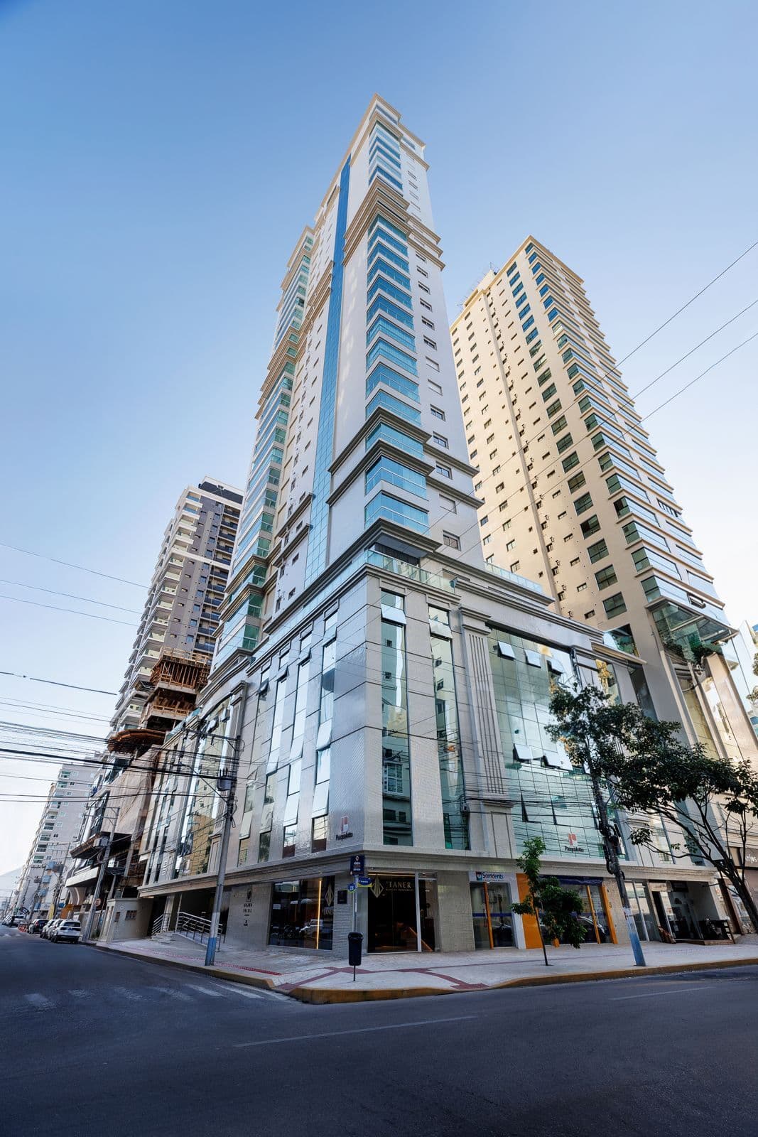 Apartamento mobiliado frente para segunda avenida