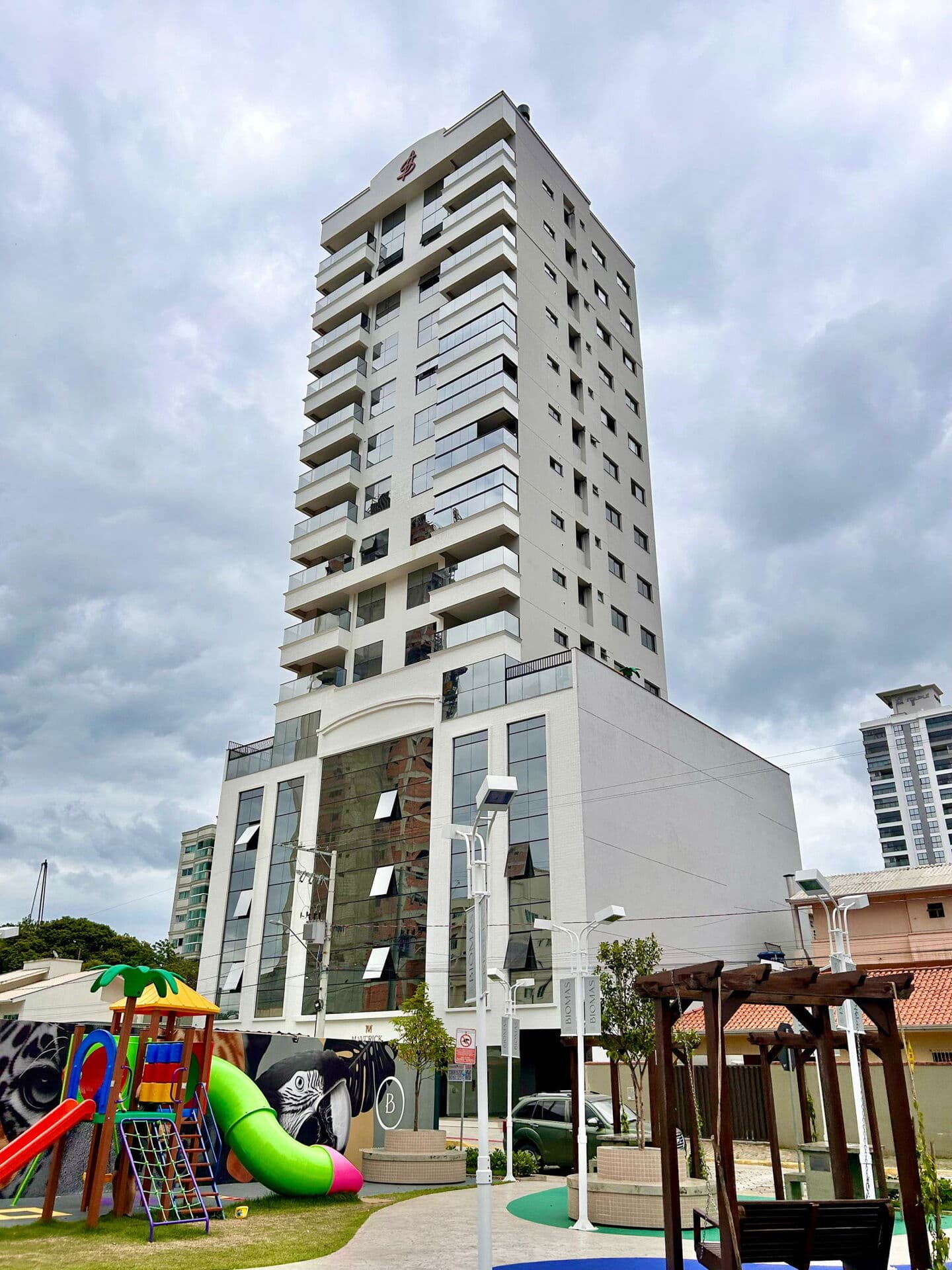 Apartamento amplo com 02 suites na Meia praia