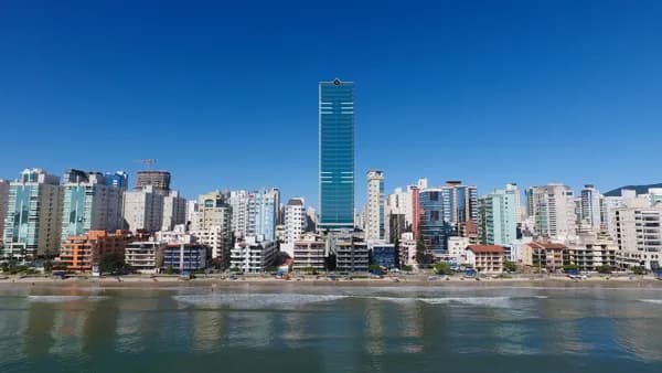 Apartamento com vista frente para o mar na meia praia!