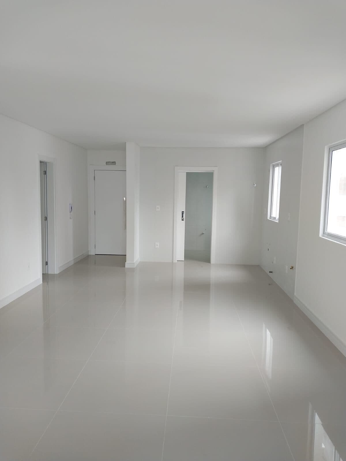 Apartamento diferenciado 03 suites com terraço na Meia praia