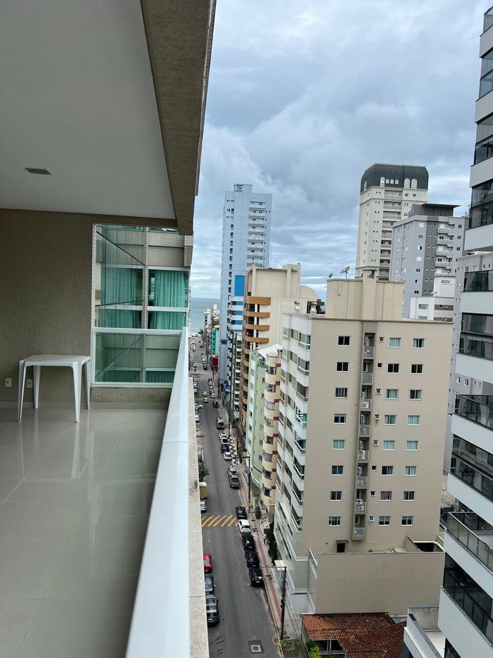 Apartamento amplo com vista para o mar na meia praia