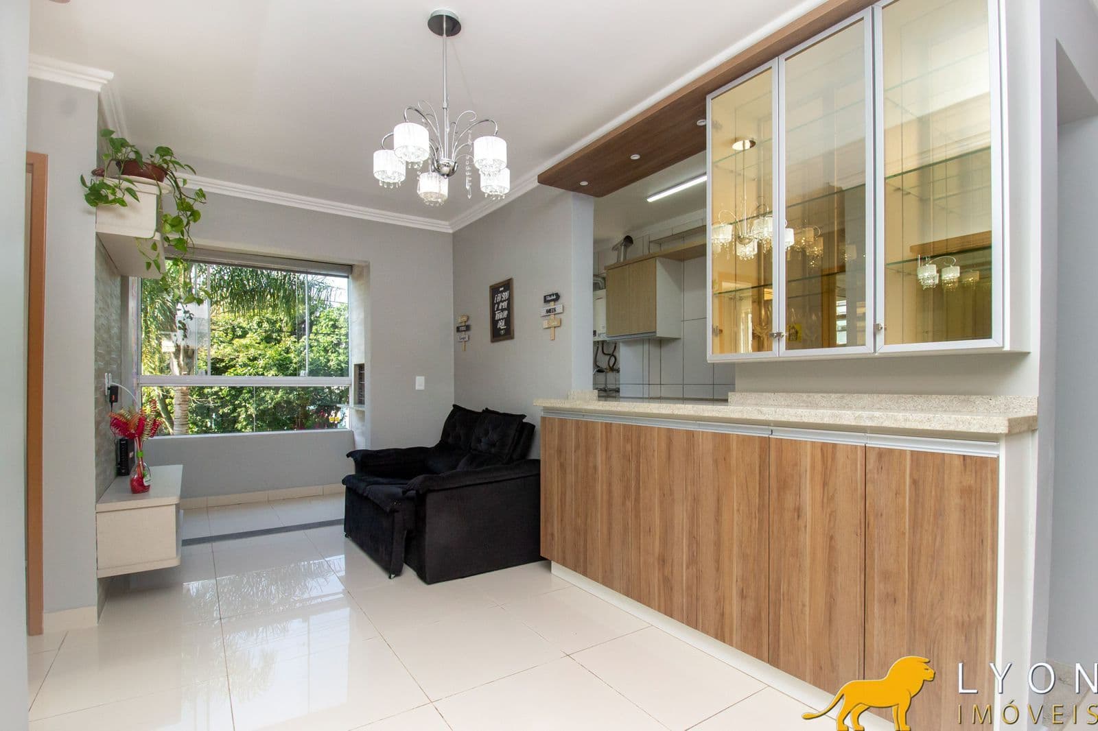 Lyon Imóveis vende apartamento totalmente planejado, 47m², vaga de garagem, com móveis sob medida na cozinha, sala e nos dois quartos.