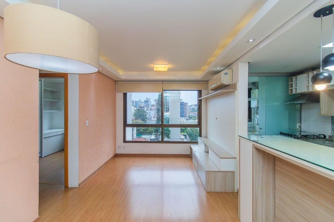 Lyon Imóveis oferece ótimo apartamento de 66m² com 2 dormitórios, 1 suíte, 1 vaga de garagem no bairro Passo D'Areia.