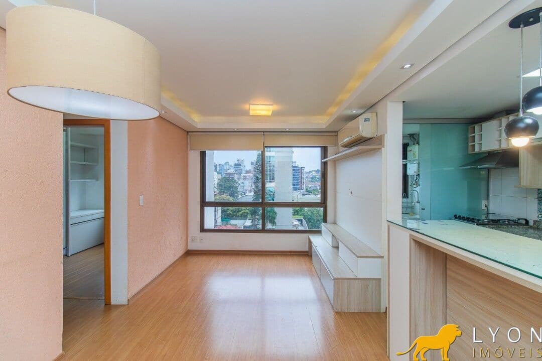 Lyon Imóveis oferece ótimo apartamento de 66m² com 2 dormitórios, 1 suíte, 1 vaga de garagem no bairro Passo D'Areia.