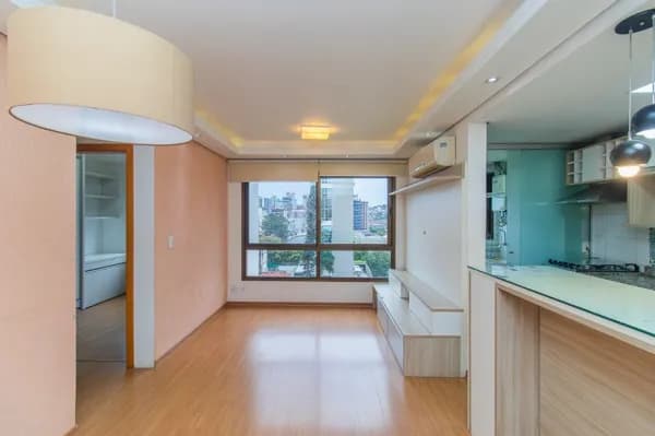 Lyon Imóveis oferece ótimo apartamento de 66m² com 2 dormitórios, 1 suíte, 1 vaga de garagem no bairro Passo D'Areia.