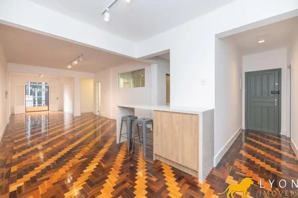 Apartamento de 3 dormitórios reformado para venda no bairro Rio Branco em Porto Alegre