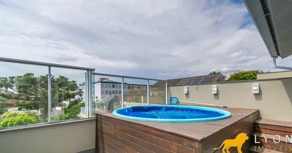Casa em Condomínio com lareira, churrasqueira e piscina
