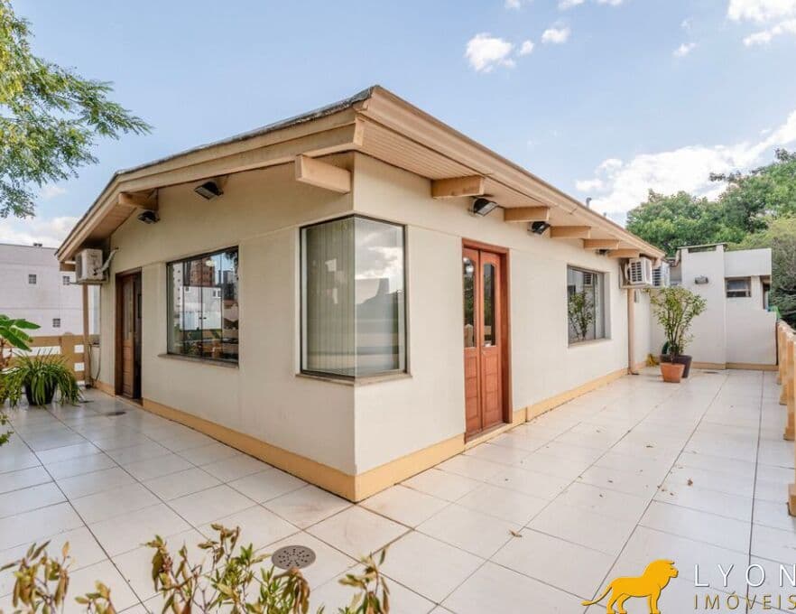 Cobertura com 278m² de área privativa, 3 dormitórios, sendo 1 suíte, e 2 vagas de garagem cobertas no bairro Petrópolis.