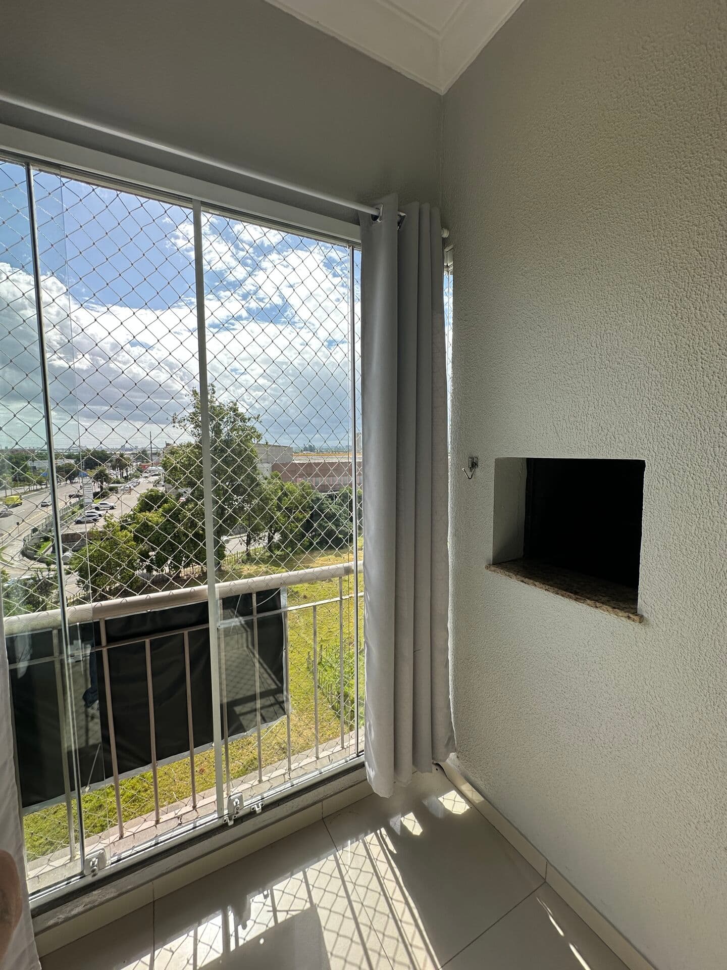 Apartamento com sacada, churrasqueira, 1 vaga de garagem coberta