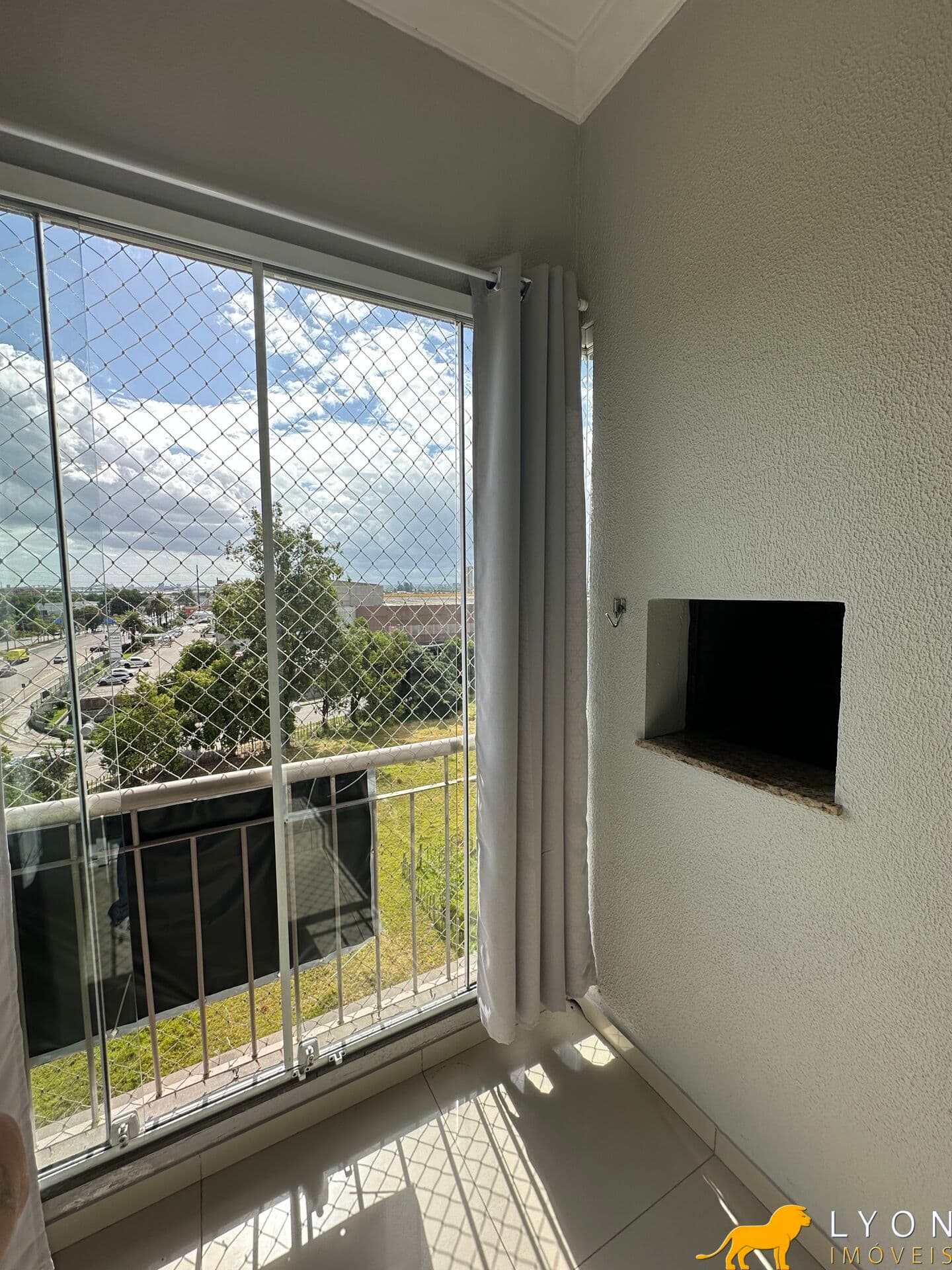 Apartamento com sacada, churrasqueira, 1 vaga de garagem coberta