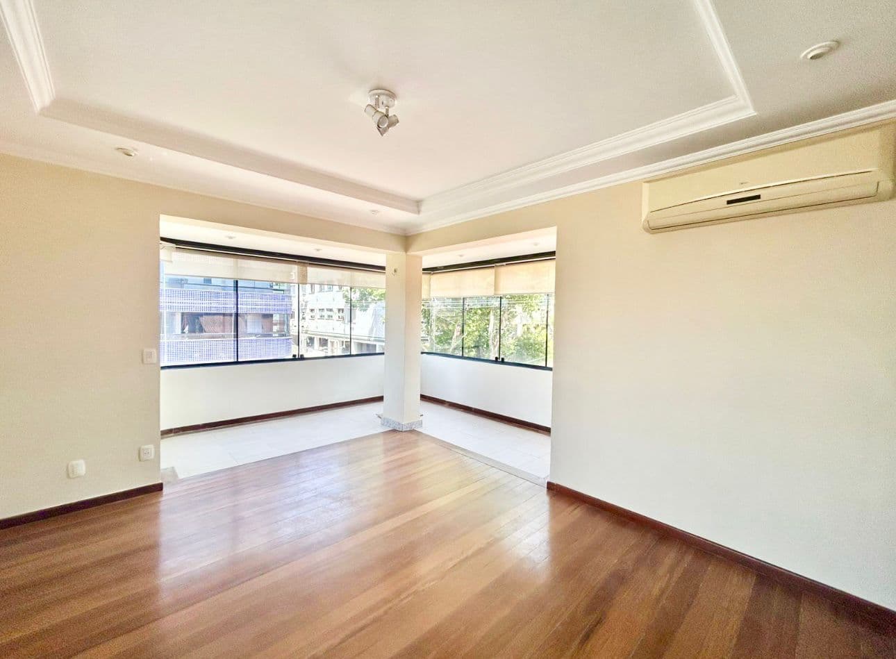 Encante-se com este excelente apartamento de 172m² privativos, com 4 dormitórios, sendo uma suíte com banheira de hidromassagem