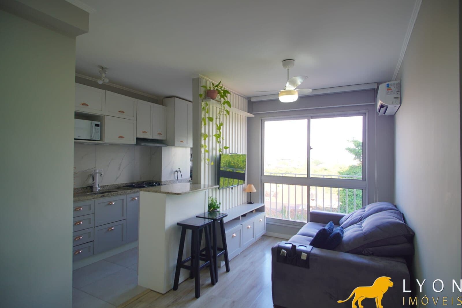 Excelente apartamento 2 dormitórios, sendo 1 suíte, com 2 banheiros, muito bem distribuído e funcional.