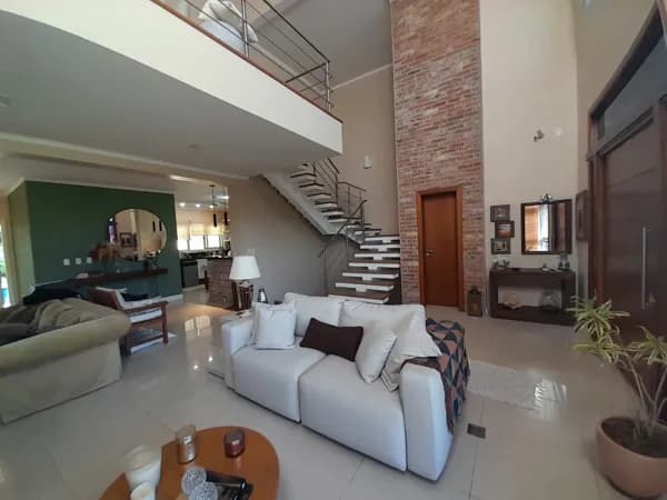Casa com 320m², living integrado ao pátio e localização próxima ao Parque Germânia e Shopping Iguatemi.