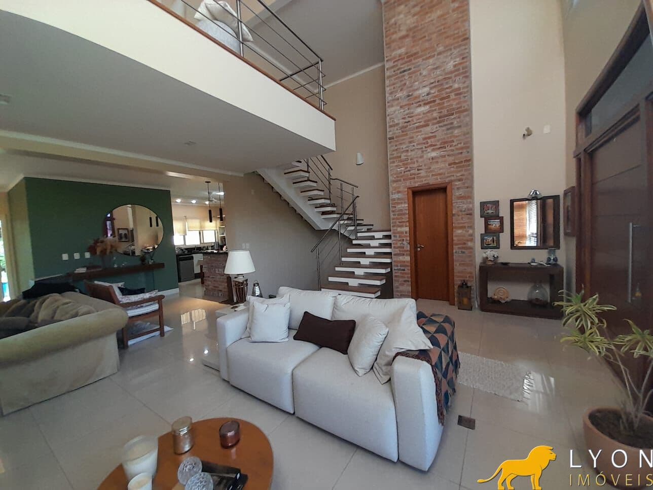 Casa com 320m², living integrado ao pátio e localização próxima ao Parque Germânia e Shopping Iguatemi.