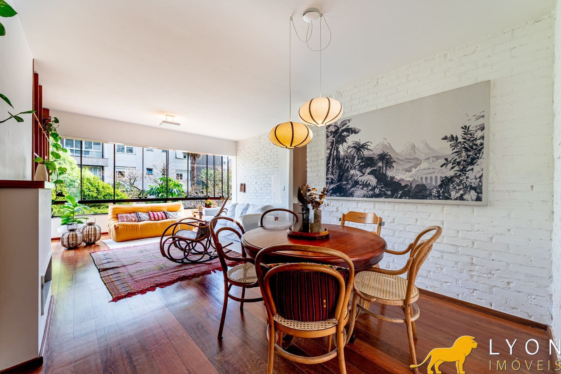 Lyon Imóveis vende apartamento renovado por arquiteto e semimobiliado.