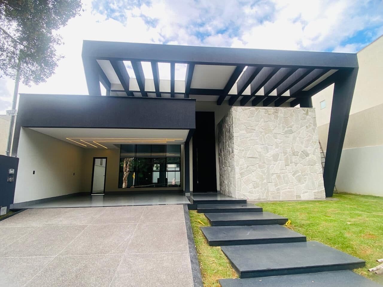 Casa Térrea com 4 Suítes em Frente à Mata no Condomínio do Lago